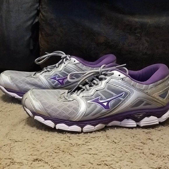 Womens Mizuno size 11 shoes - Picture 3 of 6